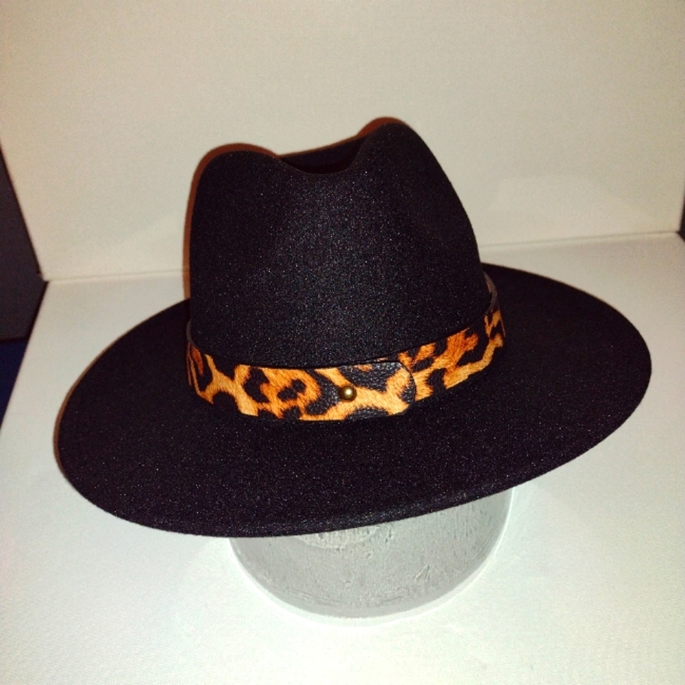 Hat with leapard band
